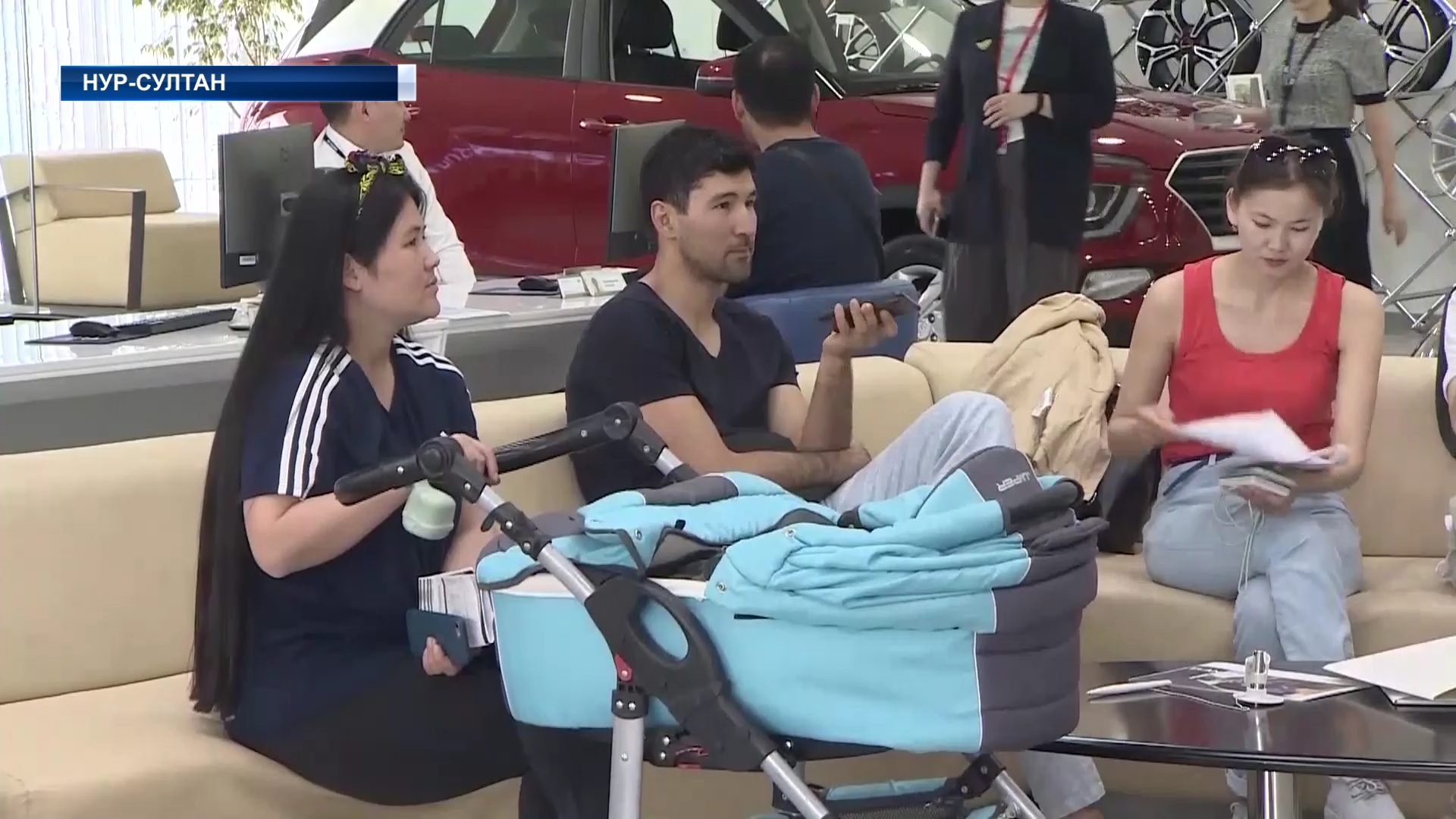 Казахстанцы ринулись в автосалоны за новыми автомобилями