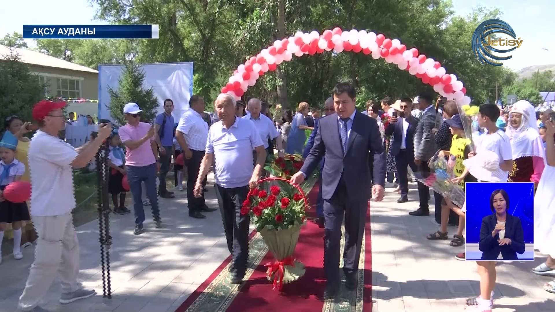 В Аксуском районе установили два бронзовых бюста в честь выдающихся сельчан