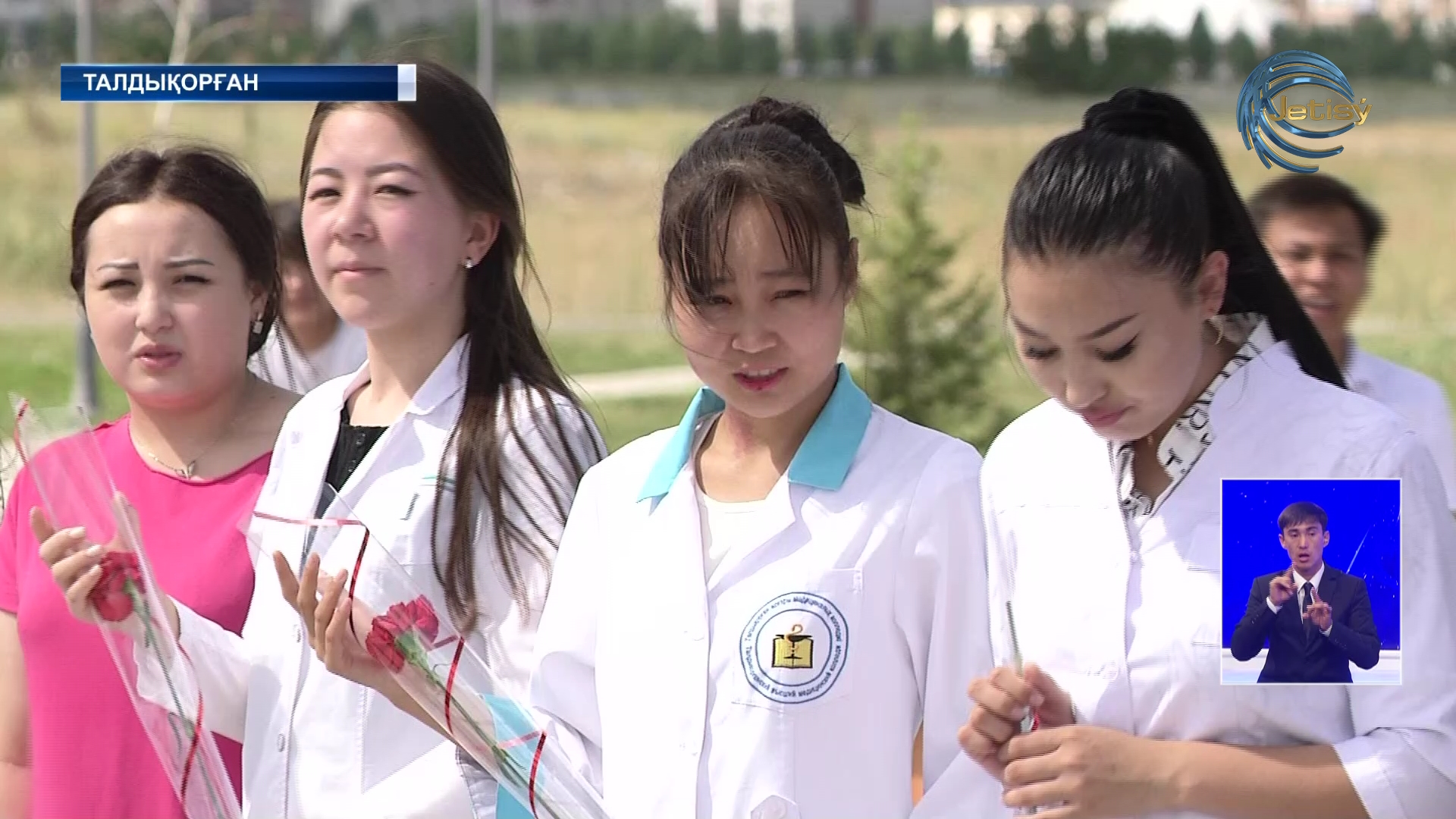 Талдықорғанда колледж түлектері көз жұмған дәрігерлерге құрмет көрсетті