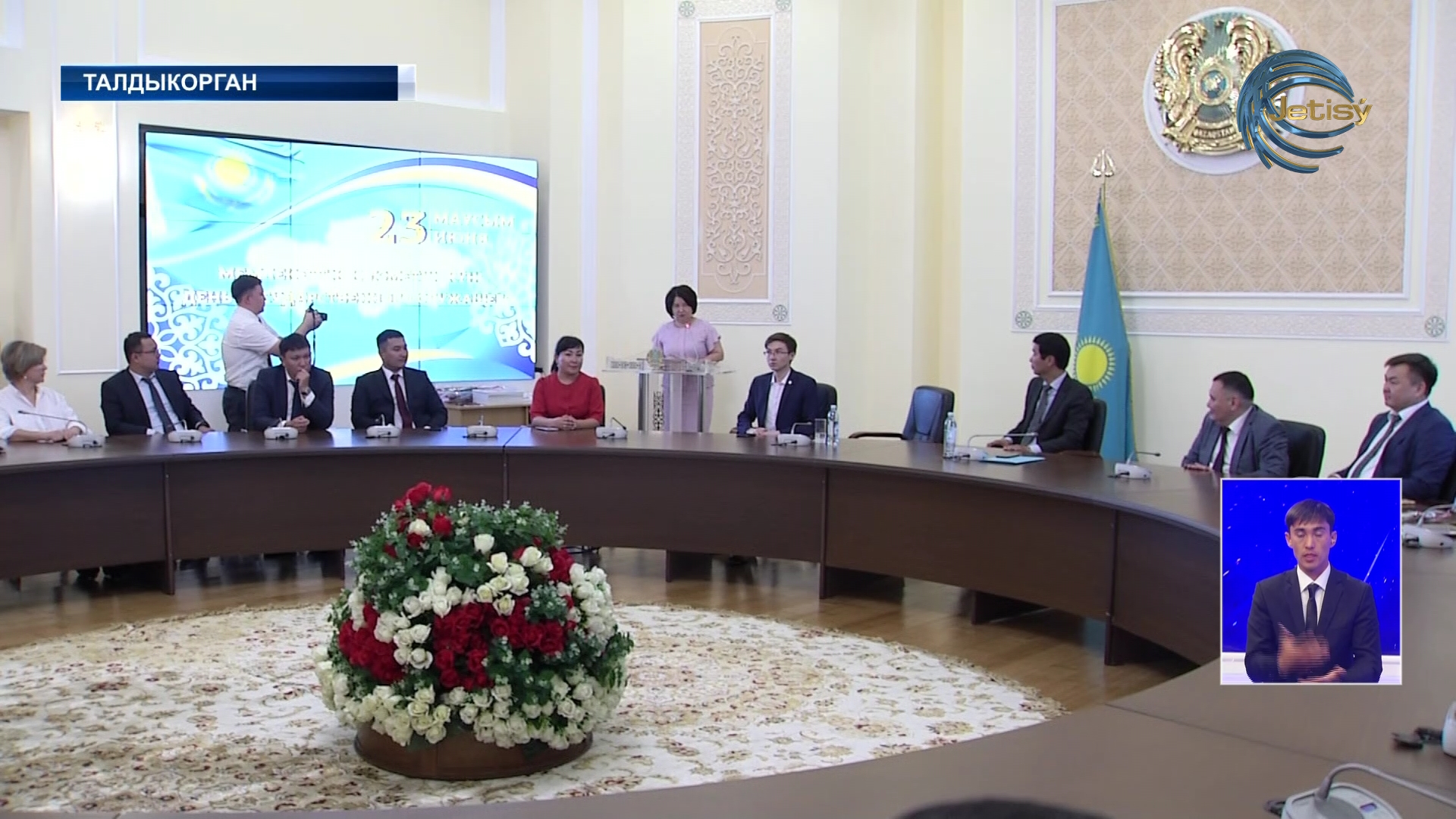 Состоялась торжественная церемония вручения почетных грамот сотрудникам государственных структур