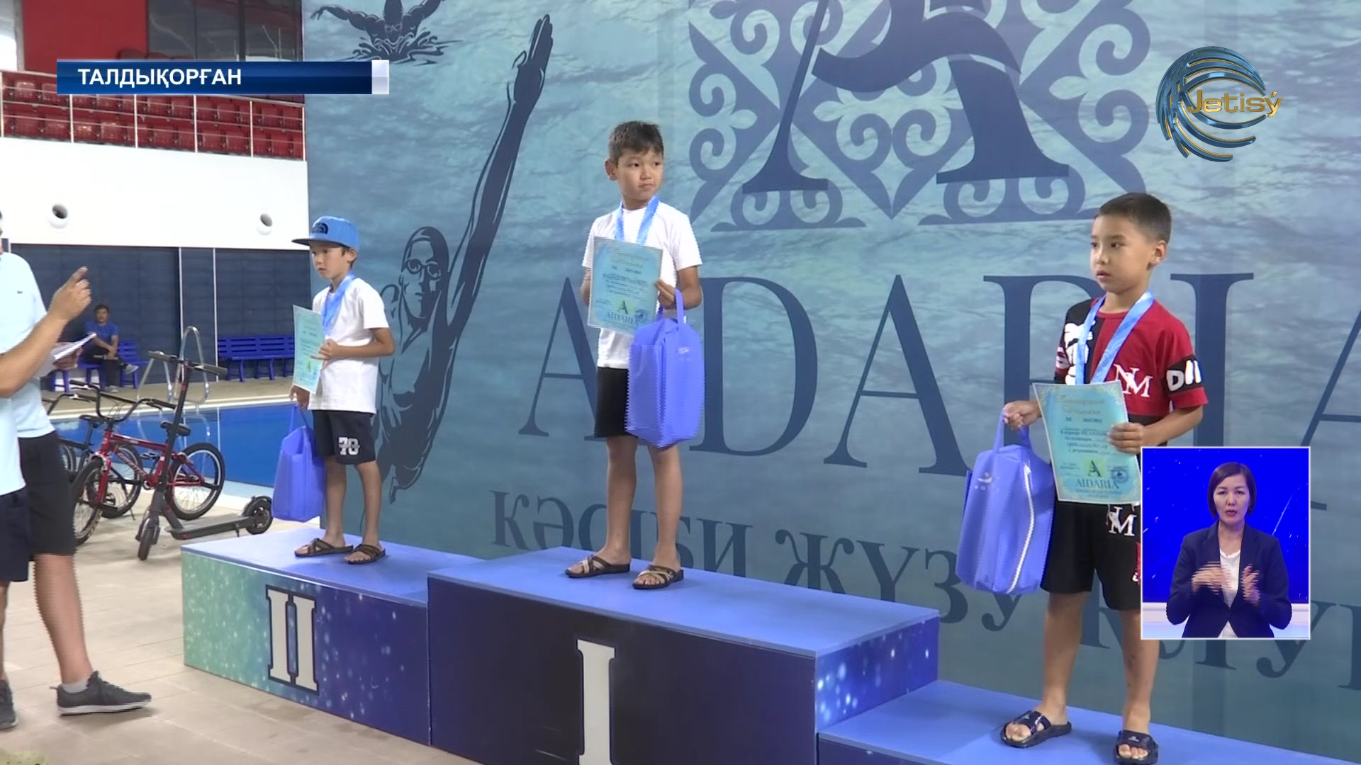 Талдықорғанда жасөспірімдер суға жүзіп жарысты