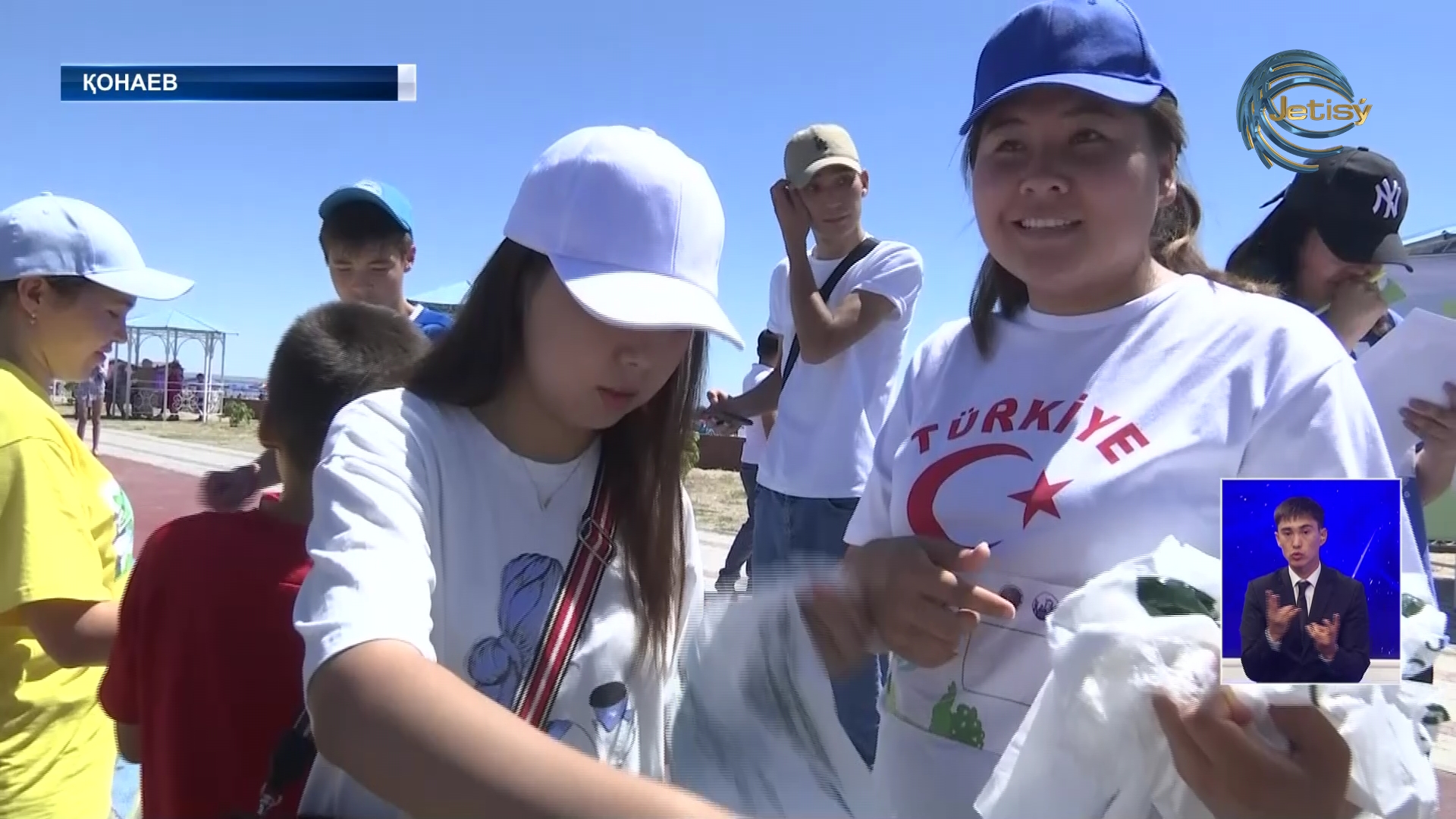 Жители Конаева устроили конкурс по сбору мусора