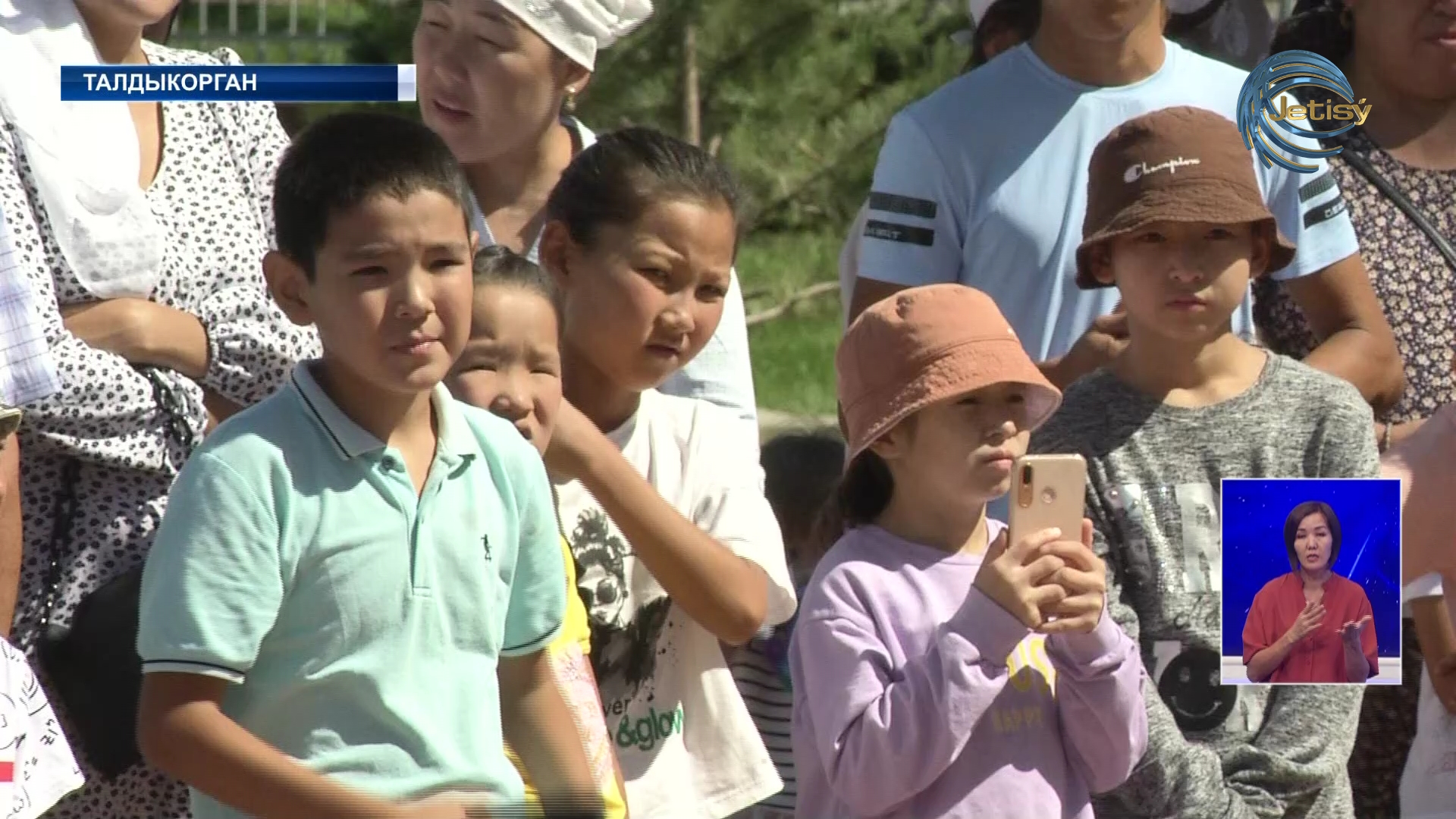 Служители Талдыкорганской мечети подарили детям обучающие материалы