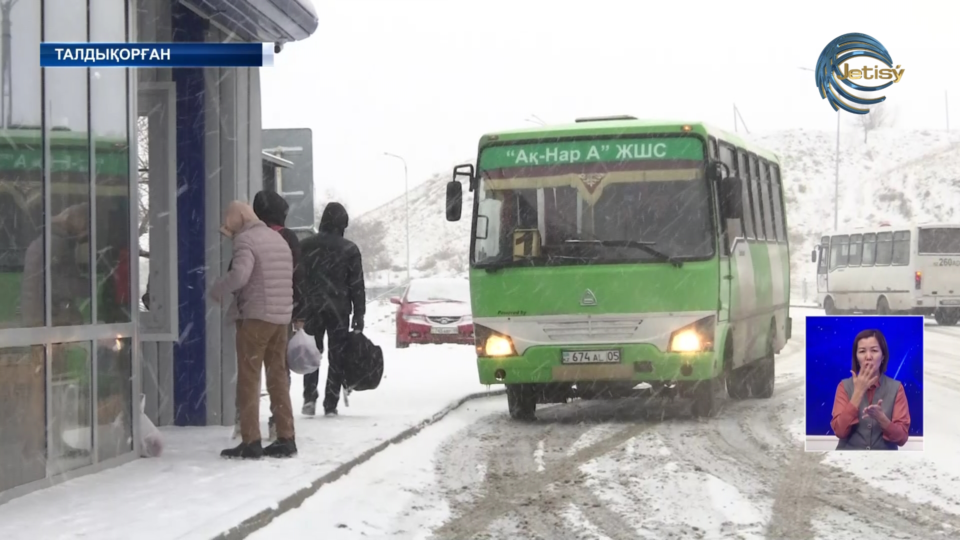 Талдықорғандағы құны 8 млн. теңгелік аялдамалар қирап тұр