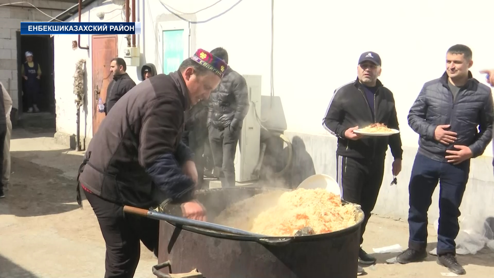 Двести килограммов плова на семьсот человек