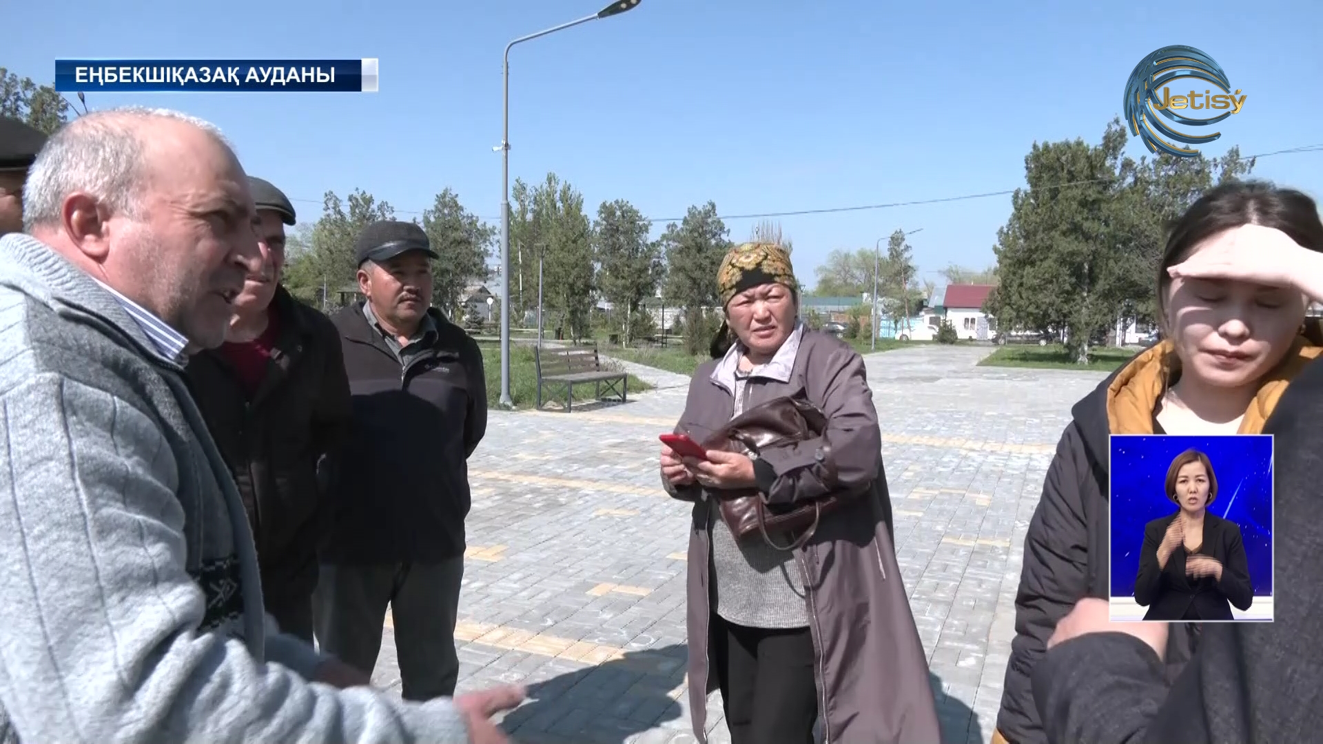 Оқушылар мектепке аяқ киімнің сыртынан салафан киіп баруға мәжбүр