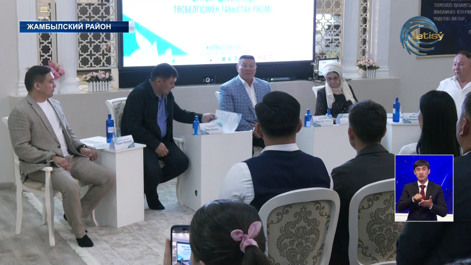 Награждены молодые люди, внесшие вклад в развитие страны