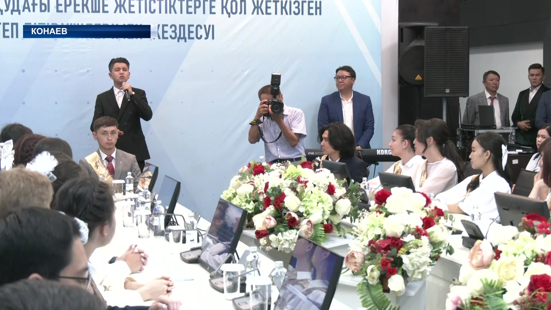 Доброго пути теперь уже во взрослую жизнь пожелал аким Алматинской области выпускникам школ, окончивших среднеобразовательные учреждения региона с золотой медалью