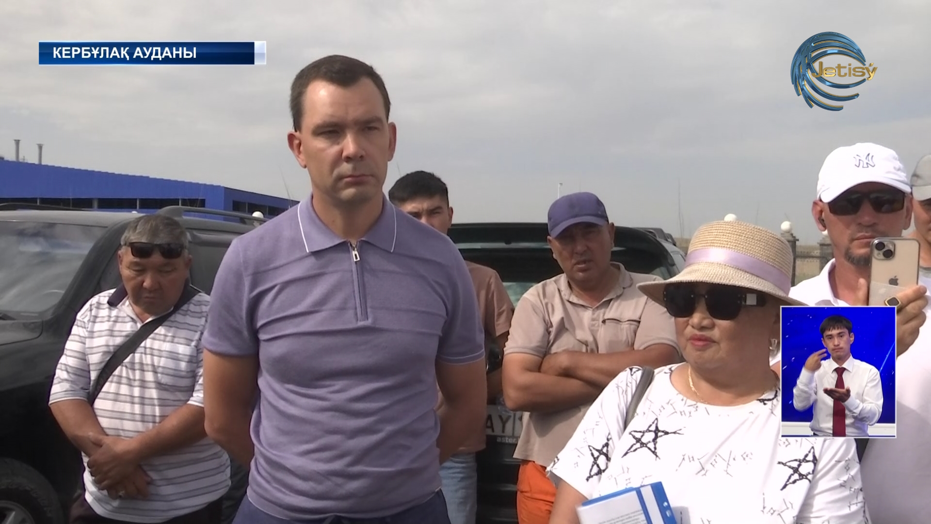 Кербұлақ ауданында ауыр жүк көлігі аударылып, 2 адам зардап шекті