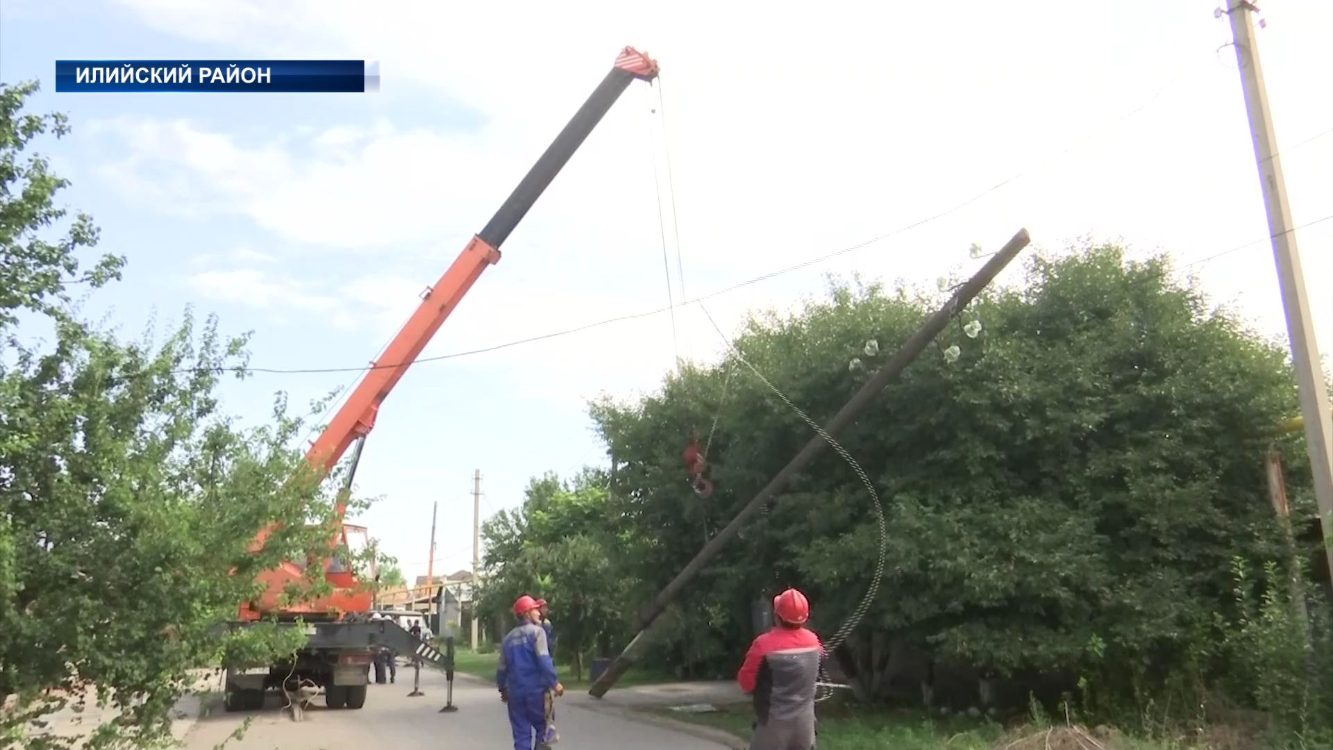 В селе Отеген батыр Илийского района строят дороги и проводят замену электрических столбов