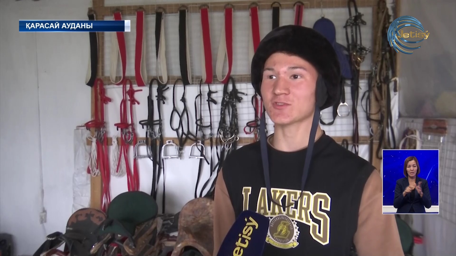 Қаршадай бала ат әбзелдерін жасап жүр