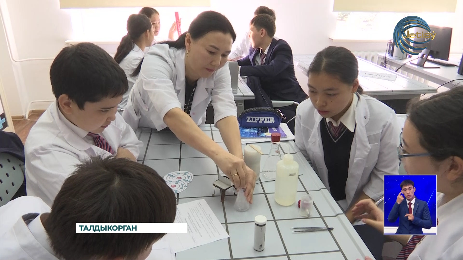 Свою лепту в становление и развитие общества вносят педагоги