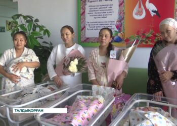 Ұлттық мерекеде ұл қыздар дүниеге келд