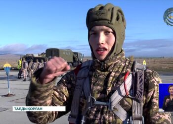 Жетісу гарнизонының десентшылары парашюттан секірді