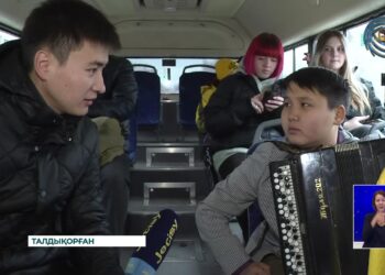 Автобуста ән айтқан бала