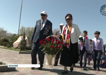 Алматы облысында ескерткіштерге гүл шоқтары қойылды