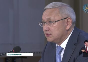Жетісу облысының әкімі талдықорғандық оқушылармен кездесті