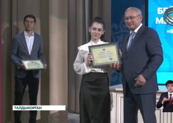 Аким области Жетісу встретился с учащимися школ города Талдыкорган