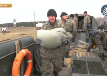 Круглосуточно возводили дамбы, откачивали воду, спасали людей и животных