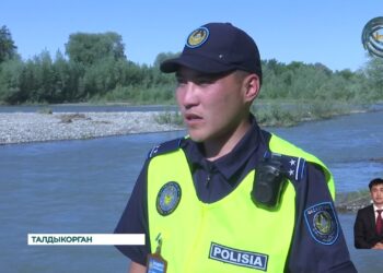 В Талдыкоргане сотрудник полиции спас тонущего в реке мальчика