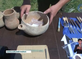 Вода смывает древние курганы