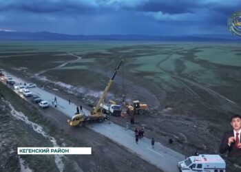 Сильный поток воды после обильных осадков смыл грузовик с дороги в Алматинской области