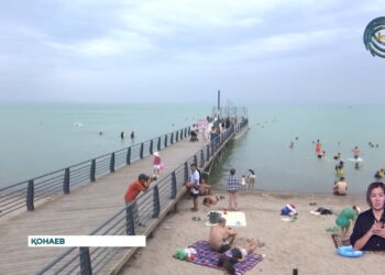 Қонаевтағы қалалық жағажайға күніне мыңдаған турист келеді