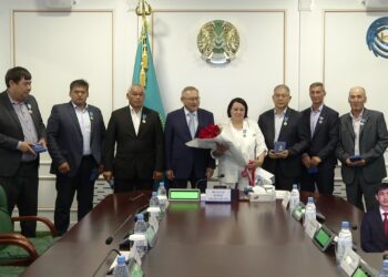 Жетісулық құрлысшылар кәсіби мерекелеріне орай Бейбіт Исабаевтың қолынан марапат алды