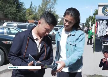 Молодежь Алматинской области раздает листовки, посвященные строительству АЭС в Казахстане