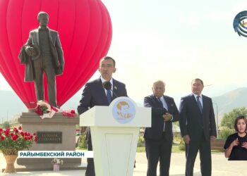 В селе Нарынкол открыли памятник писателю Бердибеку Сокпакбаеву