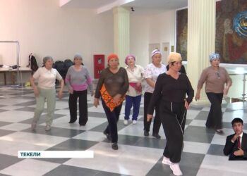 Пожилые представительницы прекрасного пола выходят на сцену