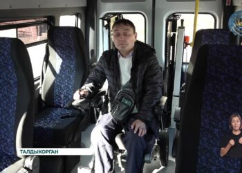 В районах и городах работает служба “Инватакси”