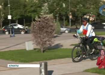 Қытай қазағы велосипедпен келе жатыр