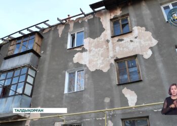 Қаламызда көп қабатты үйлердің шатырларына күрделі жөндеу жұмыстары жүргізілуде