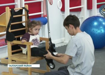 У 30 детей с нарушениями опорно-двигательного аппарата прошла церемония первых шагов