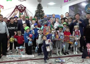 Қалалық мәслихат депутаттары, балаларды келе жатқан Жаңа жыл мерекесімен құттықтады