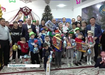 Депутаты областного маслихата поздравили с Новым годом детей