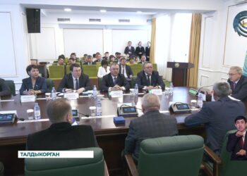 Аким области Жетысу Бейбит Исабаев поздравил и наградил лучших представителей энергетической отрасли