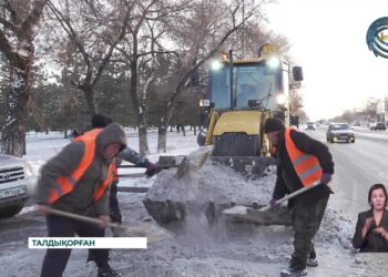 Талдықорған қаласының жолдарын қардан тазалау жұмыстары қарқынды жүріп жатыр