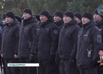 Жетісу облысының әкімі Бейбіт Исабаев жаңа автокөліктердің кілттерін табыс етті