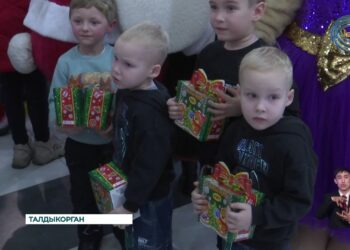 Новогодний хоровод объединил детей областного центра