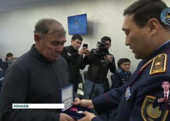 Министр внутренних дел РК наградил отца полицейского, погибшего при исполнении служебного долга