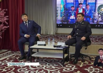 Аким Талдыкоргана провел встречу со школьниками в открытом формате