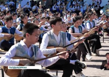 Талдықорғанда бір мезетте 300 бала домбыра шертті