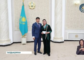 Талдықорғандағы алтын құрсақты аналар алтын және күміс алқа алды