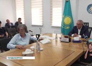 Жетісу облысының әкімі аймақ тұрғындарын жеке мәселелері бойынша қабылдады