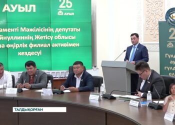 Депутаттар халықпен кездесіп жүр