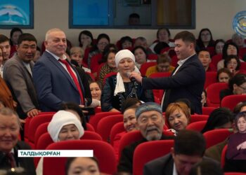 Аким области Жетысу провел встречу с населением Талдыкоргана