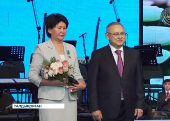 Бейбіт Исабаев Жетісудың нәзік жандыларын құттықтады