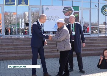 В преддверии масштабной посевной кампании аграриям области Жетысу вручили ключи от новой спецтехники